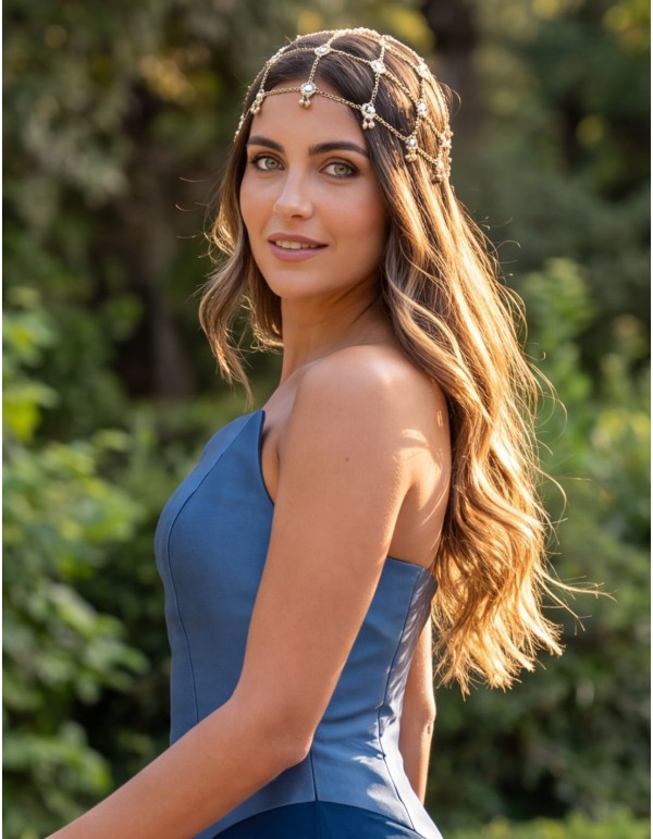 Chapeau doré orné de cristaux pour une invitée