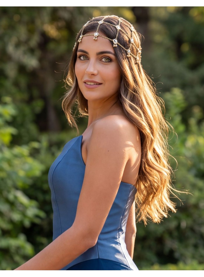 Chapeau doré orné de cristaux pour une invitée