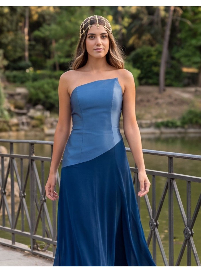 Chapeau doré orné de cristaux pour une invitée