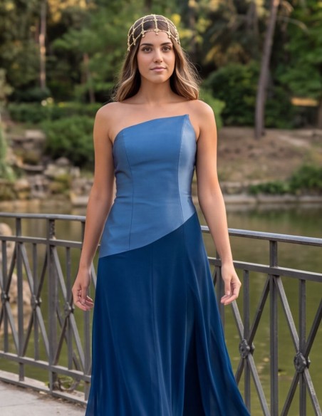 Chapeau doré orné de cristaux pour une invitée