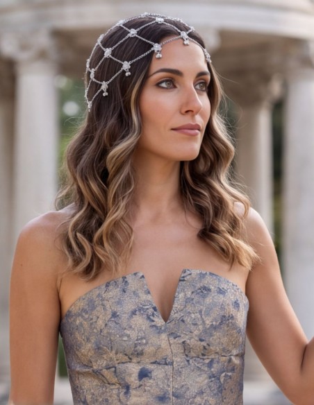 Chapeau argenté orné de cristaux pour une invitée