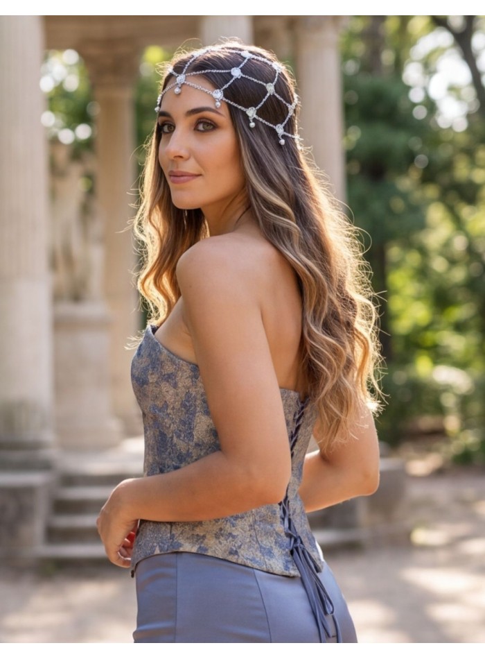 Chapeau argenté orné de cristaux pour une invitée