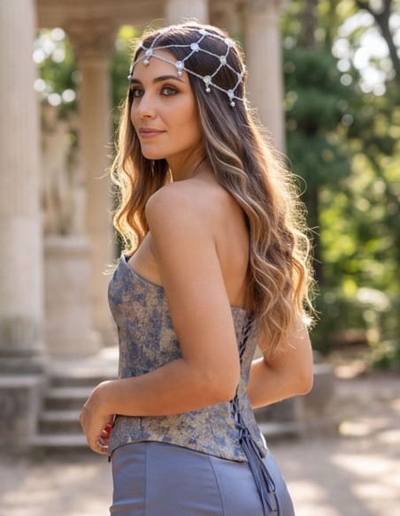 Chapeau argenté orné de cristaux pour une invitée