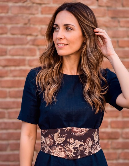 This reversible design makes the sash an especially versatile accessory and expands its range of uses.