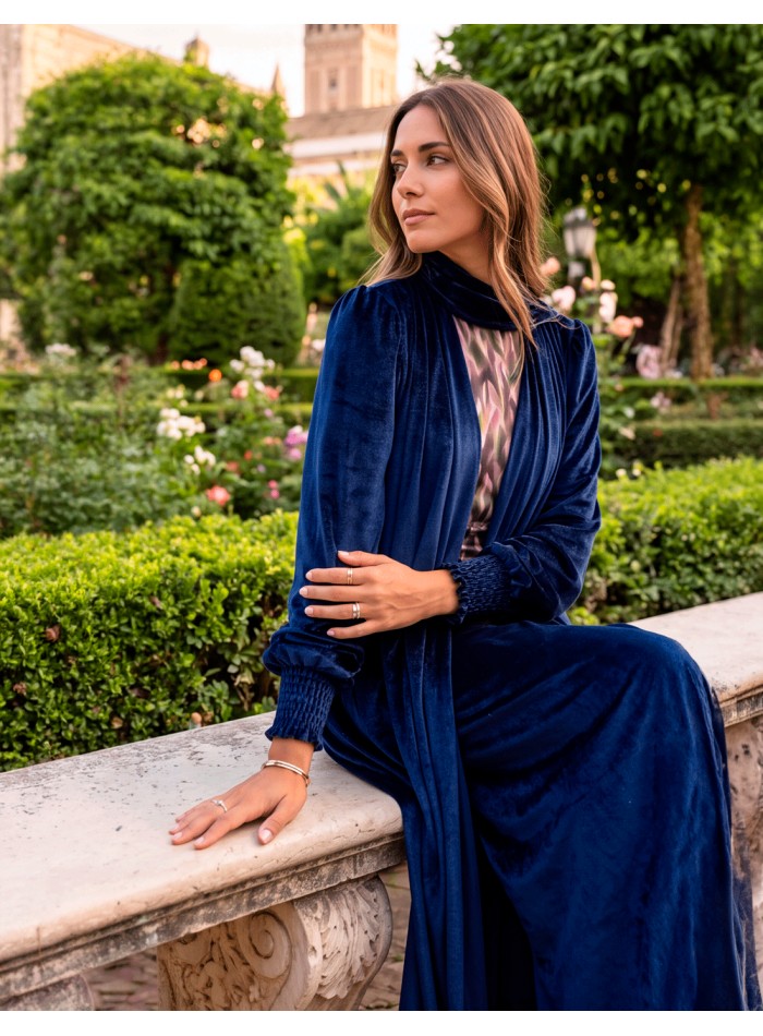 Kimono largo azul marino de terciopelo con chal incorporado para invitada