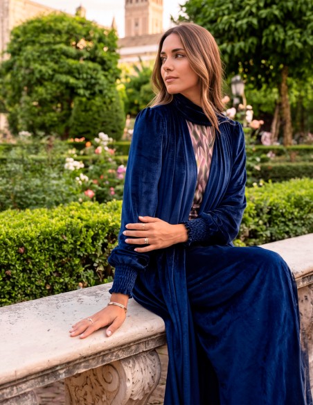 Kimono largo azul marino de terciopelo con chal incorporado para invitada