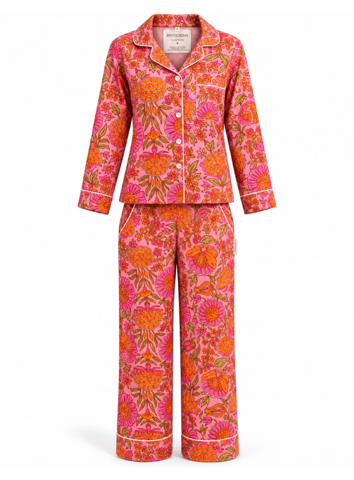Pyjama imprimé pour femme. L'imprimé floral est orange et rose. Idéal comme cadeau