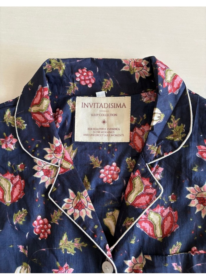 Pyjama artisanal en coton bleu marine à motifs floraux