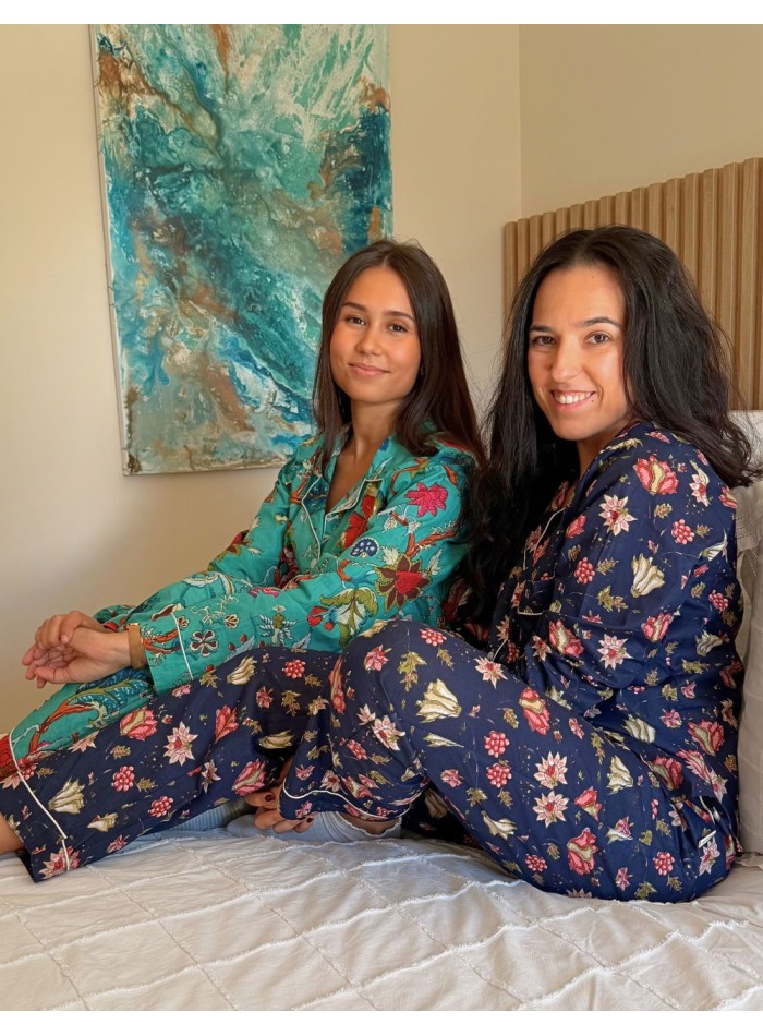Pijama de algodón color azul marino con estampado floral para casa