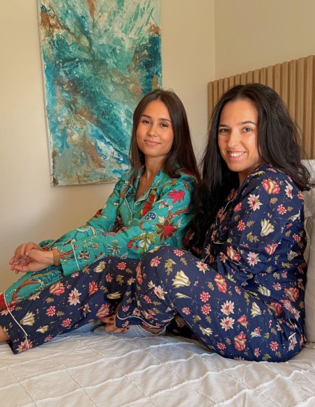 pyjama bleu marine à motifs floraux