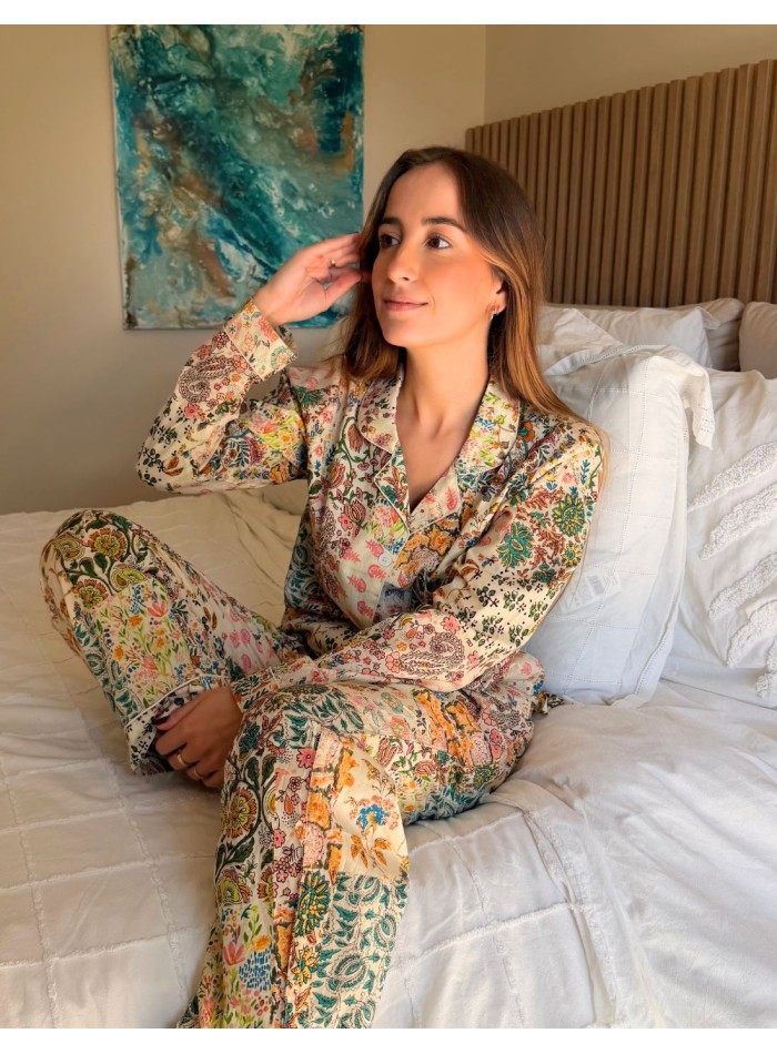 Pijama de tres piezas con estampado de flores