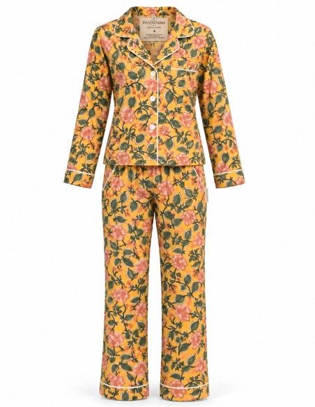 L'un des pyjamas les plus seyants pour femmes, de couleur jaune à fleurs roses