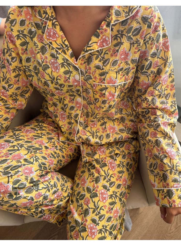 Pyjama artisanal en coton jaune à fleurs roses...