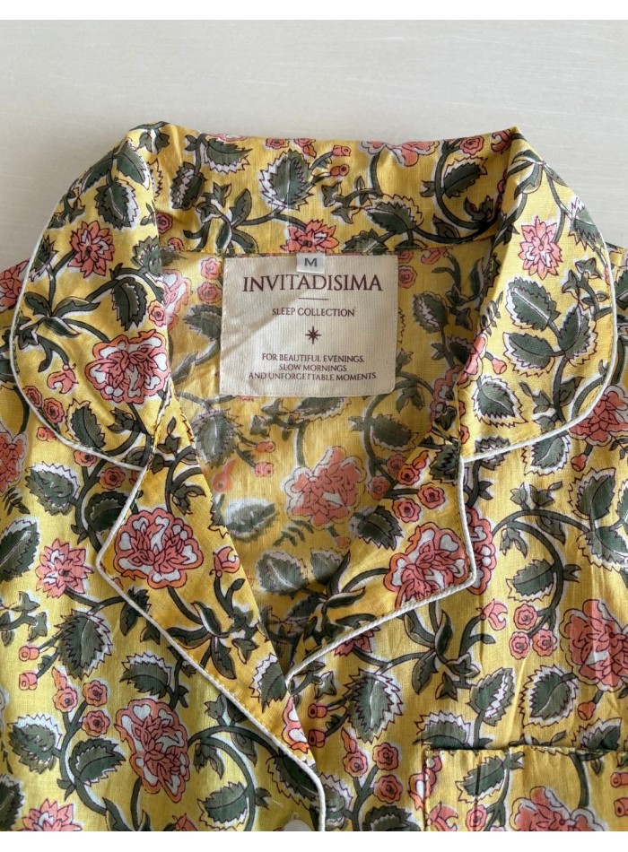 Pijama artesanal de algodón amarillo con flores...