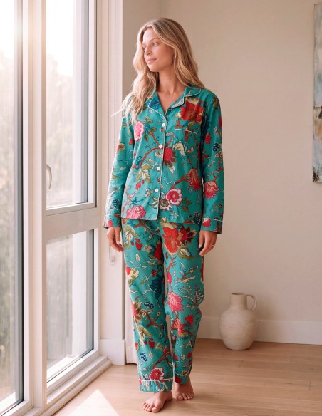 Pyjama en coton pour femme, avec un imprimé floral sur fond turquoise