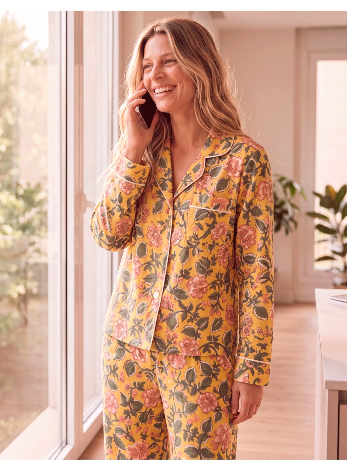 Un pyjama jaune pour femme à imprimé floral rose : le cadeau idéal