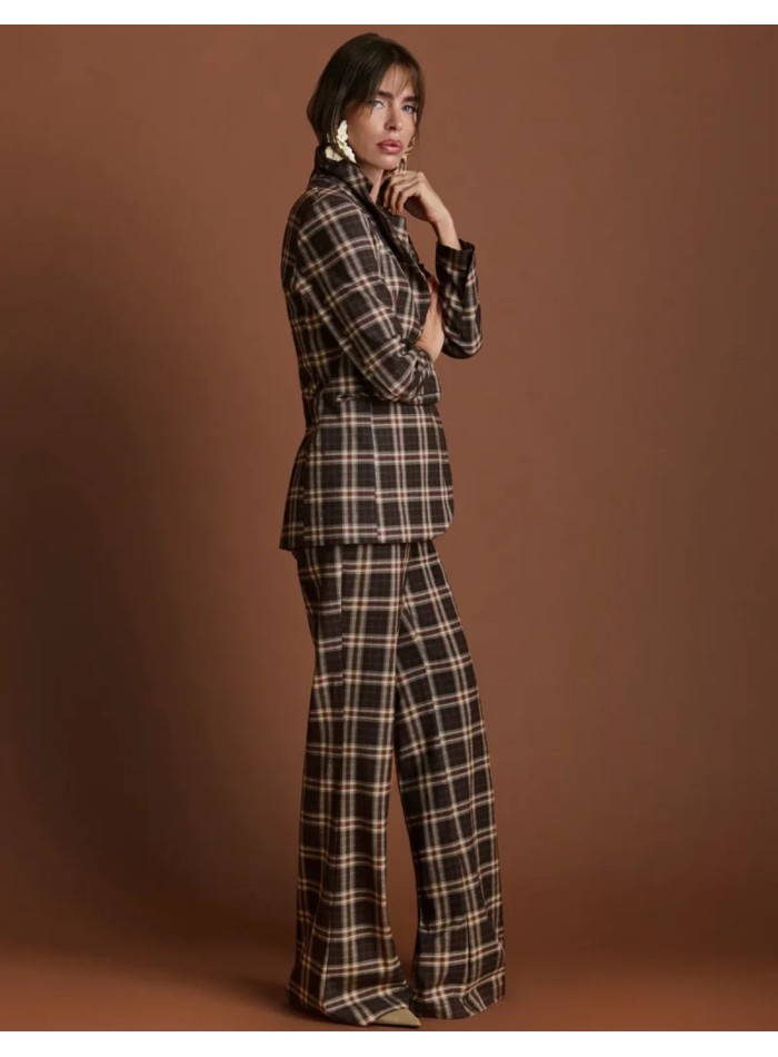 Tailored jacket with a defined silhouette and a...