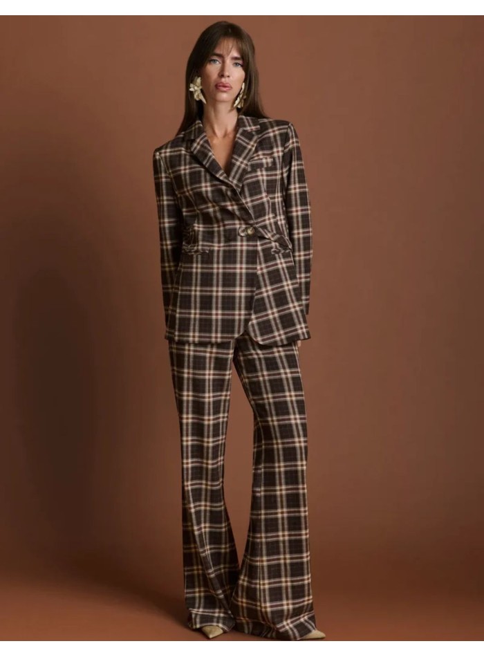 Tailored jacket with a defined silhouette and a...