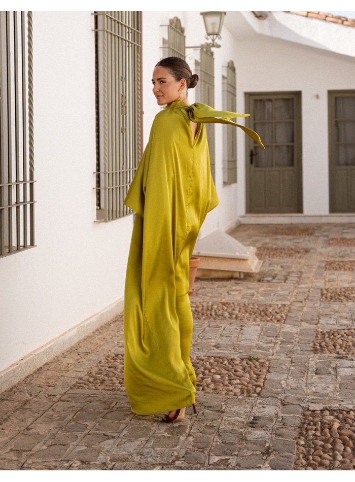 Robe longue en tissu fluide satiné, avec un...