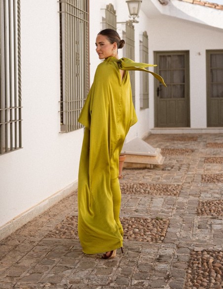 Vestido largo con tejido fluido satinado y lazada en el cuello