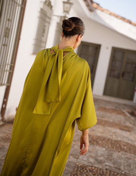 Vestido largo con tejido fluido satinado y lazada en el cuello