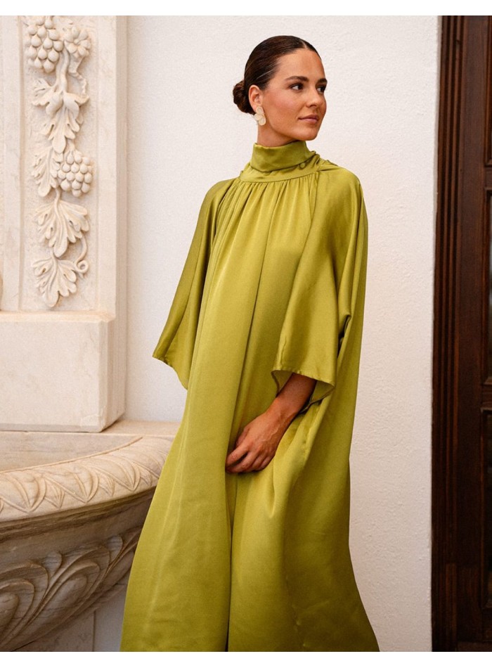 Robe longue en tissu fluide satiné, avec un...