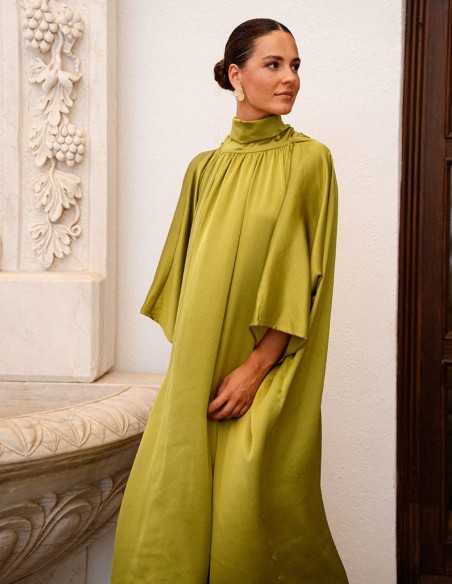 Vestido largo con tejido fluido satinado y lazada en el cuello