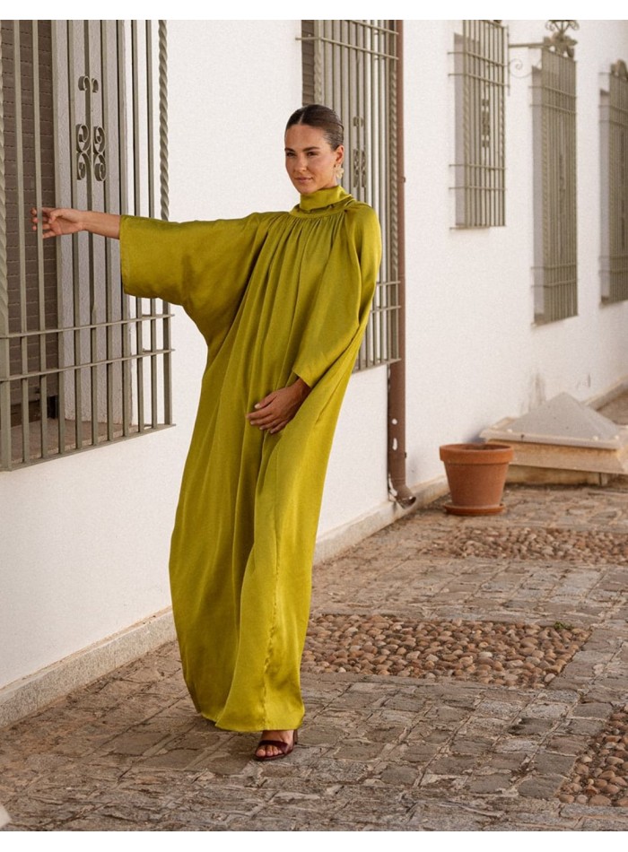 Vestido largo con tejido fluido satinado y...