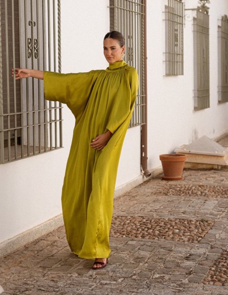 Robe longue en tissu fluide satiné, avec un nœud au niveau du cou