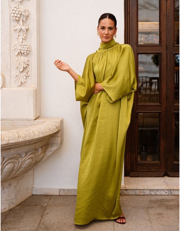 Robe longue en tissu fluide satiné, avec un nœud au...