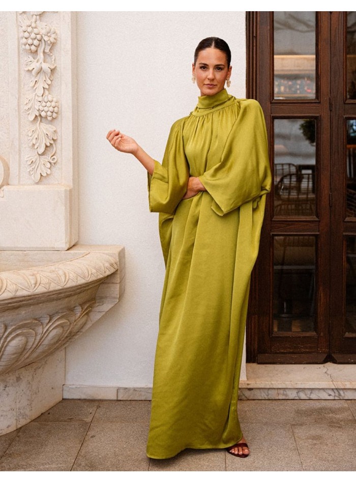 Robe longue en tissu fluide satiné, avec un...
