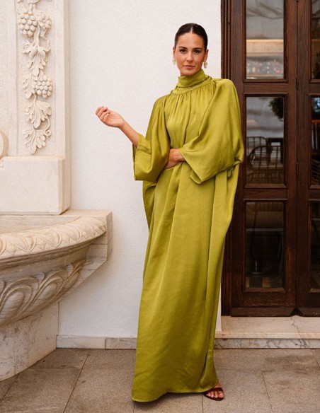 Robe longue en tissu fluide satiné, avec un nœud au niveau du cou
