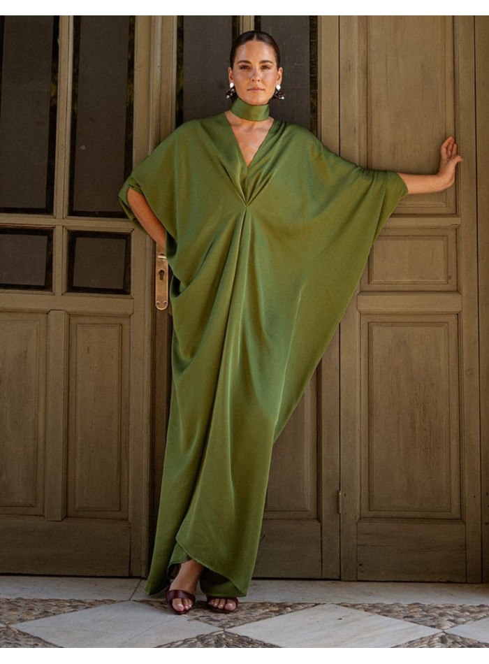 Caftan vert à encolure en V et collier ras-du-cou