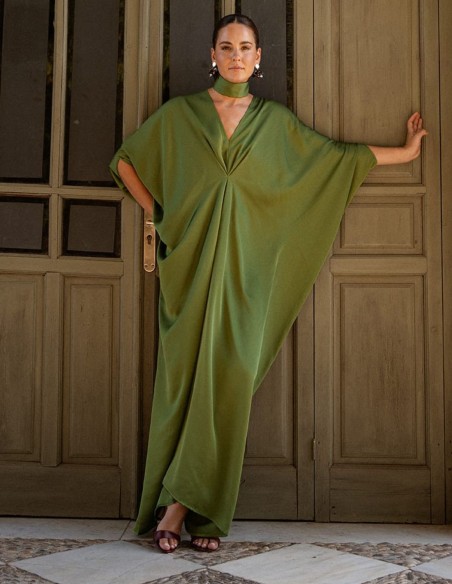 Kaftán en verde con escote en pico y choker