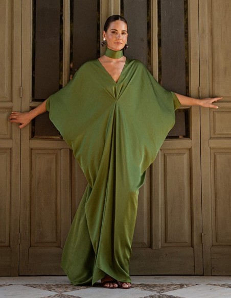 Kaftán en verde con escote en pico y choker incluido
