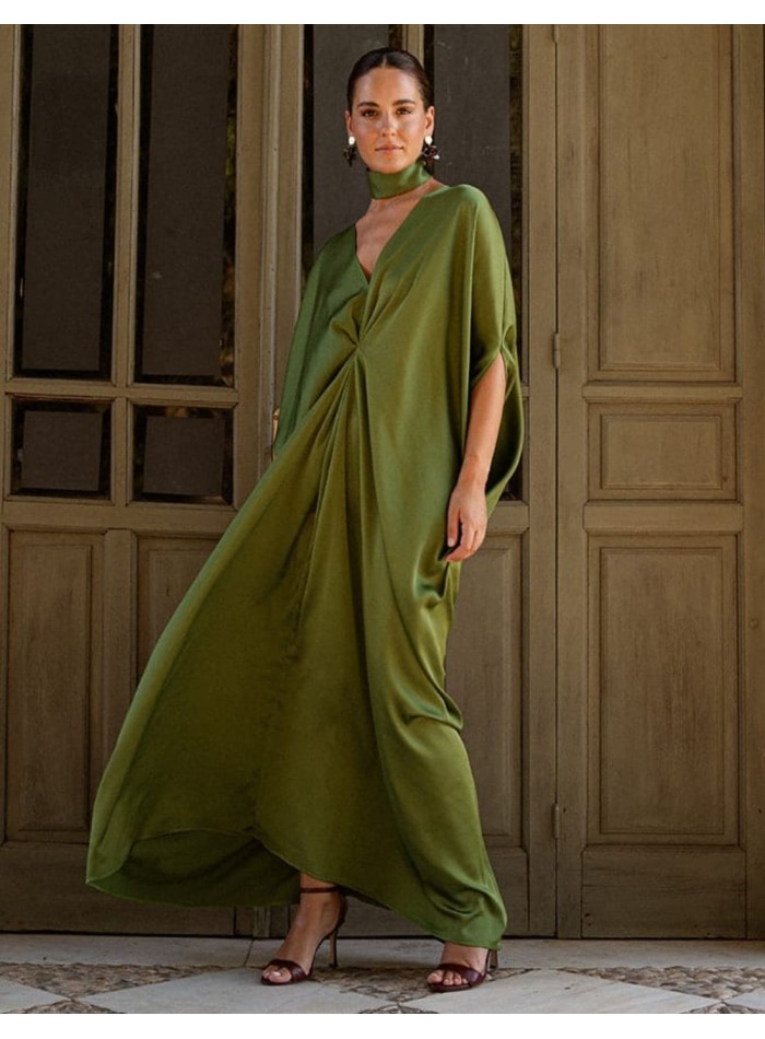 Caftan vert à encolure en V et collier ras-du-cou