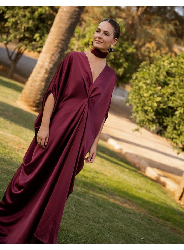 Burgundy kaftan with a V-neck, V-sleeves, and a...