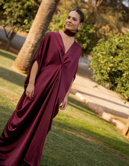 Burgundy kaftan with a V-neck, V-sleeves, and a choker