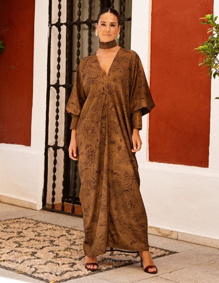Kaftán marrón con estampado floral con escote y mangas en pico