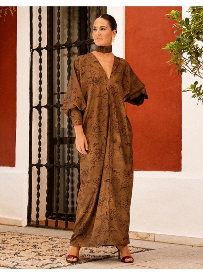 Caftan marron à imprimé floral, avec encolure...