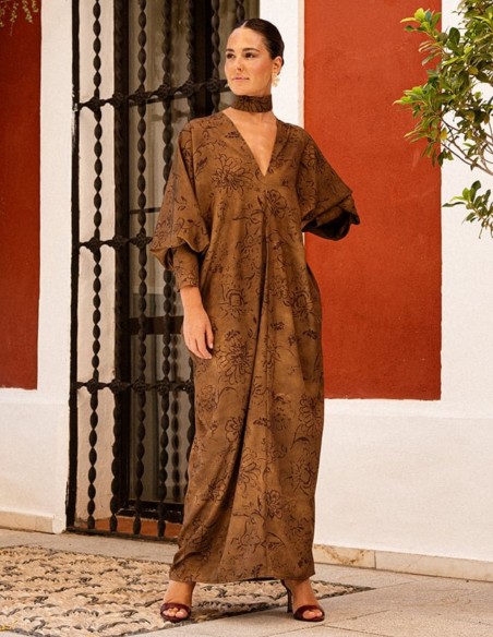 Caftan marron à imprimé floral, avec encolure et manches en V