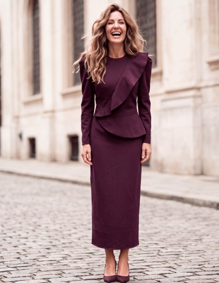 Pour une invitée élégante : robe midi unie couleur aubergine avec volant sur la poitrine