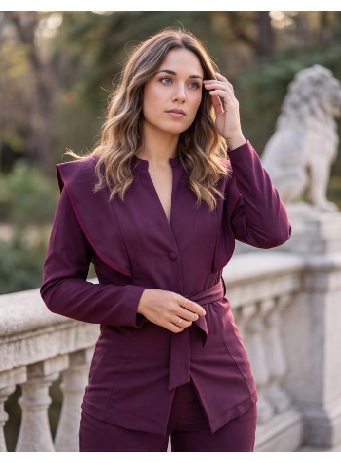 Traje burdeos de dos piezas