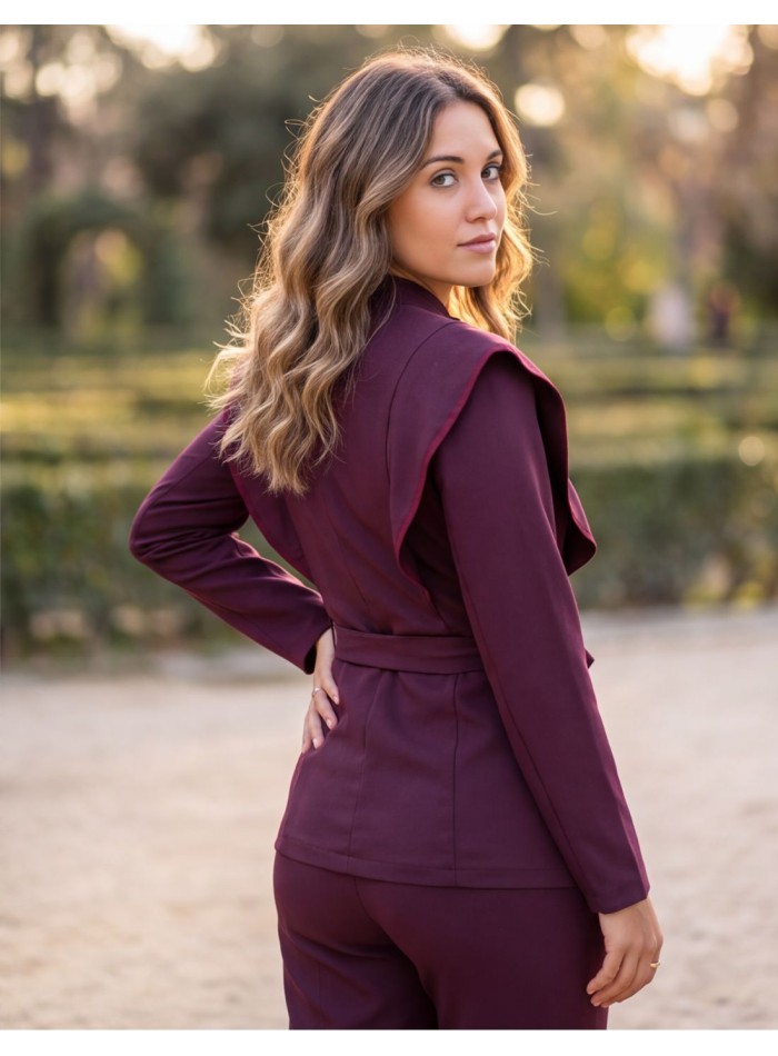 Traje burdeos de dos piezas con chaqueta estructurada y pantalón recto