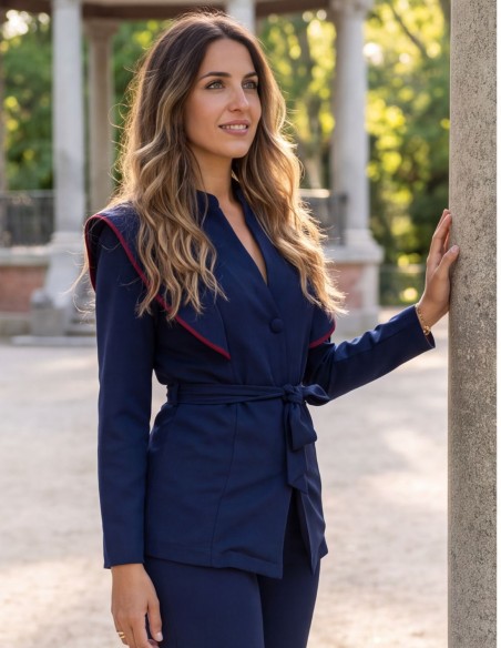 Traje azul marino de dos piezas con detalles burdeos para invitada