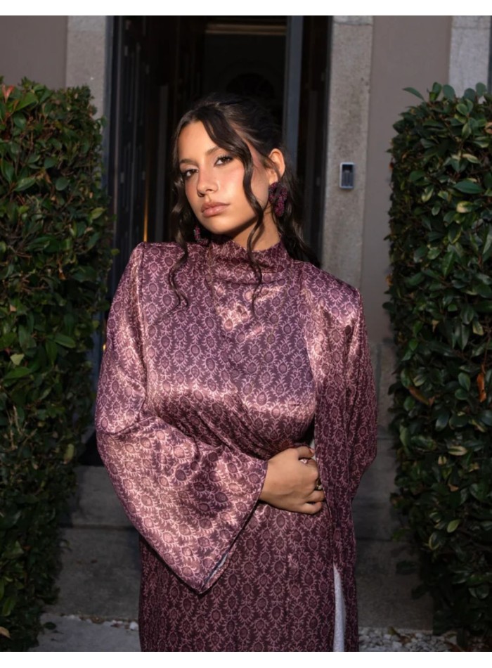 Kimono largo en tonos mora de tejido fluido para invitada