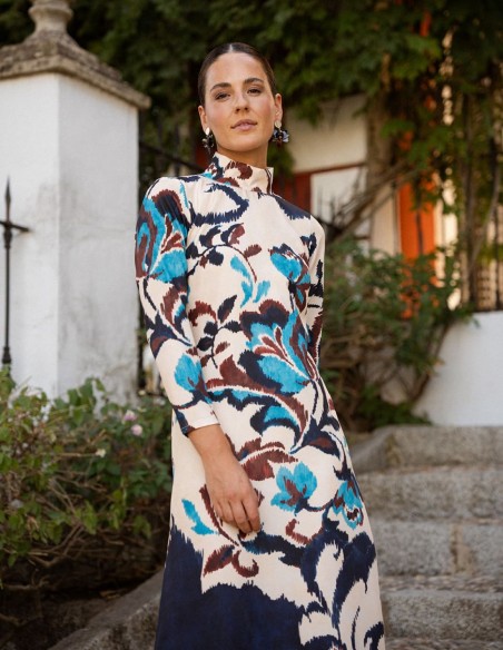 Robe longue à imprimé floral dans les tons de bleu et de bordeaux