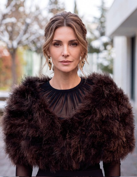 Esta estola de plumas está diseñada para colocar sobre los hombros y complementar vestidos de fiesta