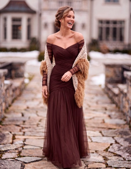 The shawl everyone will be talking about this season is now available at INVITADISIMA!