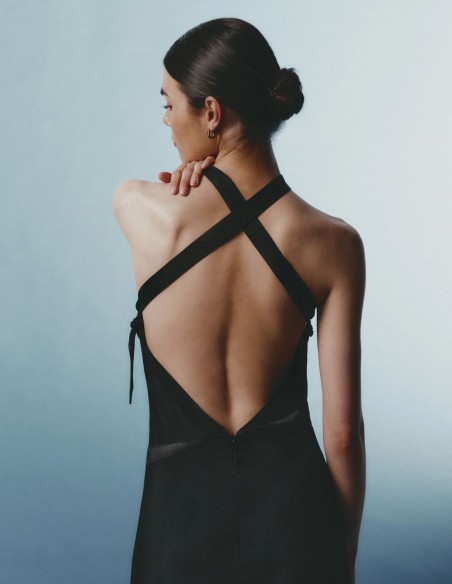 Robe longue en crêpe noir, avec un décolleté dos nu et le dos dénudé